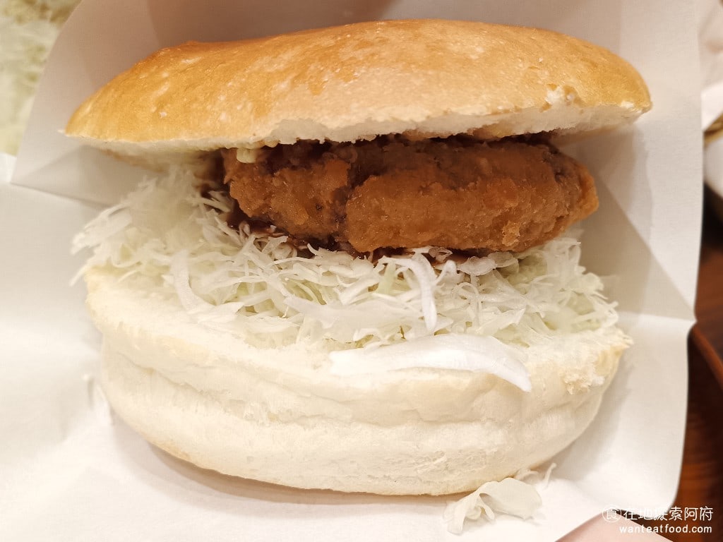 客美多咖啡 komeda's coffee 大直店 komeda‘s 大直店菜單 大直店價格 黃金炸牛堡 200 元 這一份炸牛堡，個人沒有很推薦，因為他的麵包非常大塊，裡面的牛肉部分比較小塊，比例感覺非常的不搭。 @在地老饕阿府