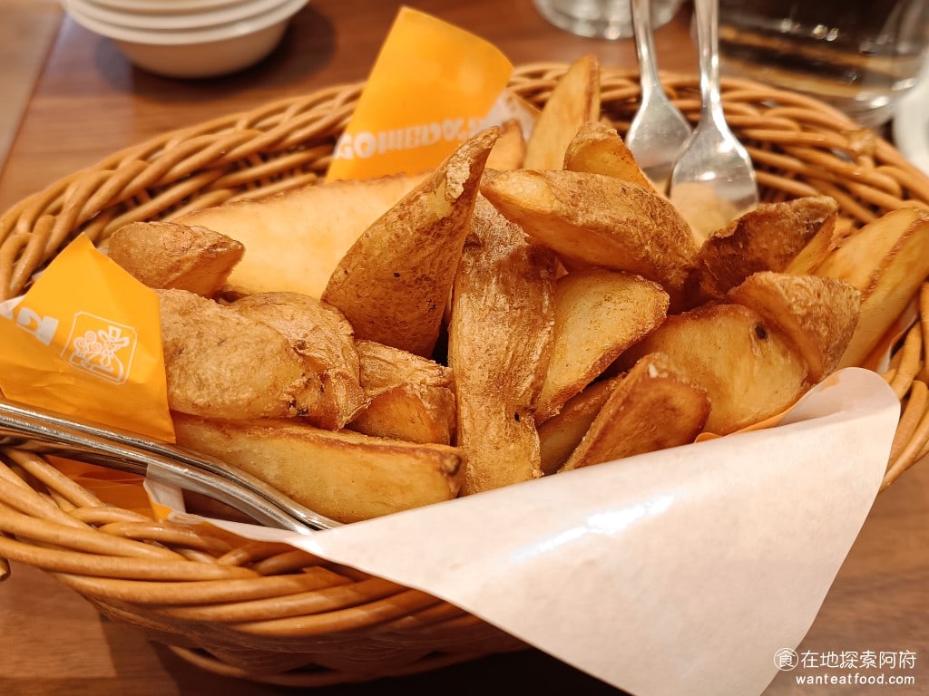客美多咖啡 komeda's coffee 大直店 komeda‘s 大直店菜單 大直店價格 薯條 140 元 這裡的薯條，點了後才發現提供的是馬鈴薯塊，而不是馬鈴薯條。 @在地老饕阿府