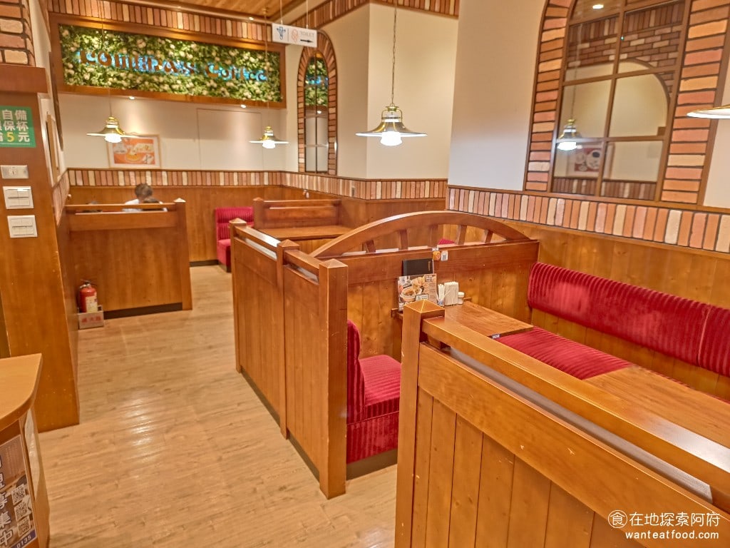 客美多咖啡 komeda's coffee 大直店 komeda‘s 大直店菜單 大直店價格 每一個座椅都採用半包廂式的設計，具有一定的隱密性，紅色絲絨的沙發，即便是久坐也非常舒服，搭配木質的桌子，非常有名古屋的復古華麗風格。 @在地老饕阿府