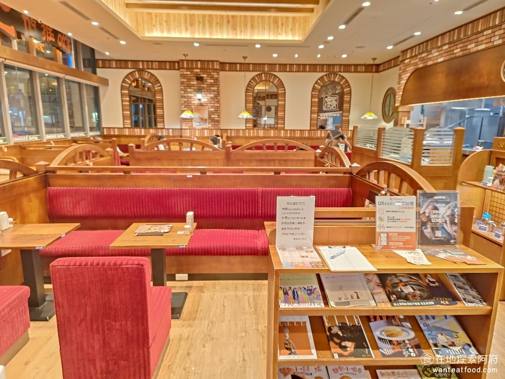 客美多咖啡 komeda's coffee 大直店 komeda‘s 大直店菜單 大直店價格 店內燈光會特別明亮，是因為很多客人會來這裡工作、讀書，整間店就好像一間小型的高級圖書館一樣。 @在地老饕阿府