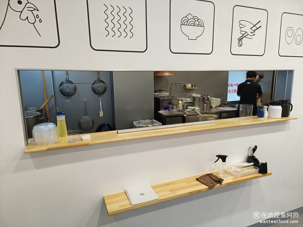 內湖美食 內湖站美食 裸湯拉麵·雞白湯 糖心蛋 雞湯 蒜味拉麵 廚房看起來也非常的乾淨 @在地老饕阿府
