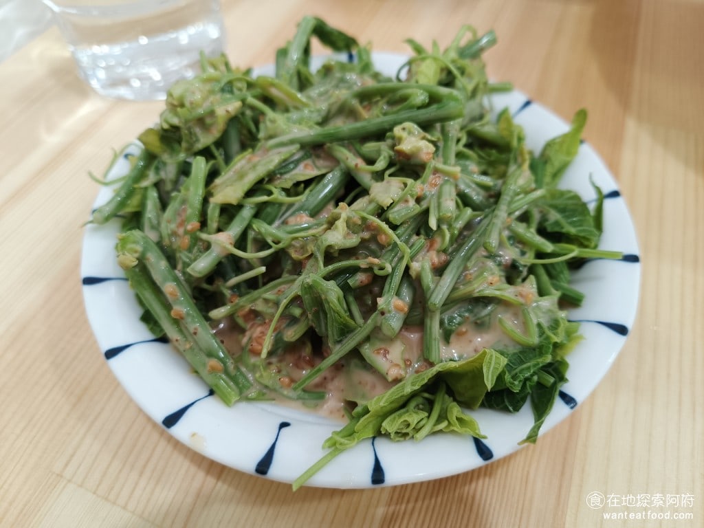 內湖美食 內湖站美食 裸湯拉麵·雞白湯 糖心蛋 雞湯 蒜味拉麵 只是吃到後面會覺得，胡麻醬加太多啦，太鹹了，所以喝了好多水 @在地老饕阿府