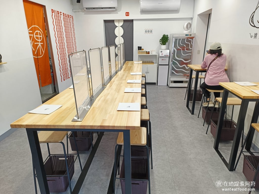 內湖美食 內湖站美食 裸湯拉麵·雞白湯 糖心蛋 雞湯 蒜味拉麵 店內環境非常乾淨，燈火通明 @在地老饕阿府