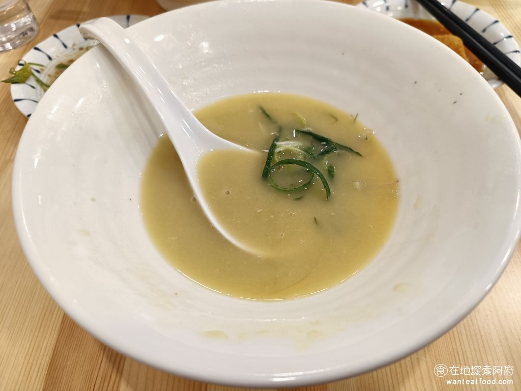 內湖美食 內湖站美食 裸湯拉麵·雞白湯 糖心蛋 雞湯 蒜味拉麵 整晚還是吃完了，但也配了很多水，因為吃到後面覺得很乾 @在地老饕阿府