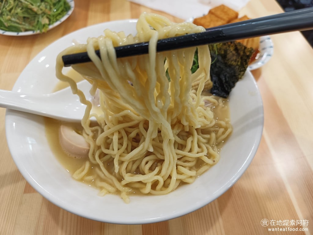 內湖美食 內湖站美食 裸湯拉麵·雞白湯 糖心蛋 雞湯 蒜味拉麵 麵條是粗的，份量給的很多，這碗麵的CP值還不錯 @在地老饕阿府
