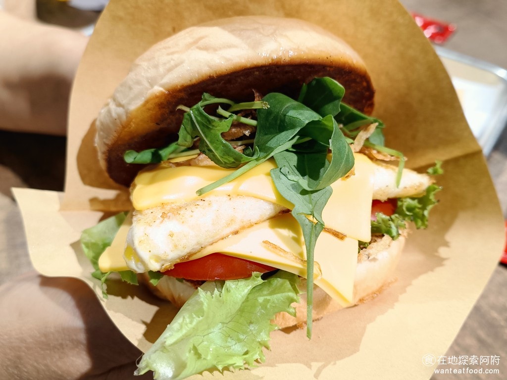 LOUIS' BURGERS 天母 芝麻葉 洋蔥圈 壓扁式 漢堡 路易斯 薯條 芝麻葉起司漢堡加蛋 漢堡份量很大,吃起來很香,因為漢堡在煎的過程,會將漢堡肉壓扁去煎, @在地老饕阿府