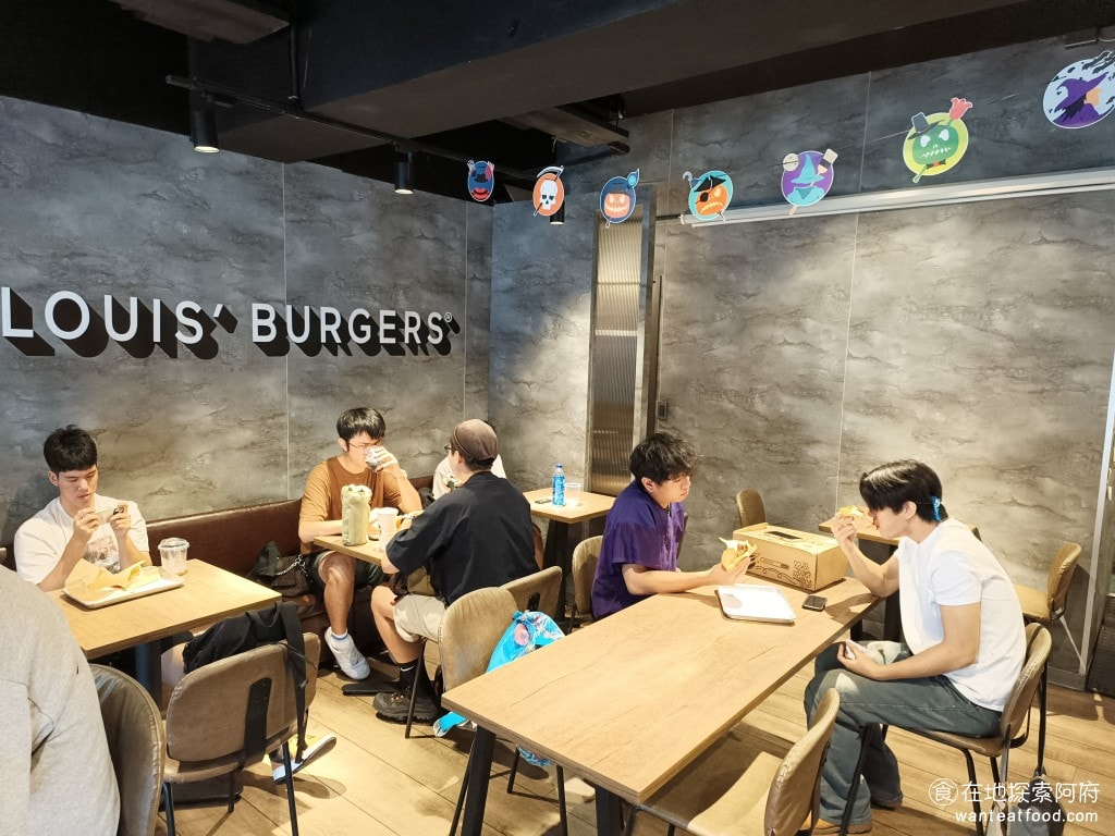 LOUIS' BURGERS 天母 芝麻葉 洋蔥圈 壓扁式 漢堡 路易斯 薯條 這間店的空間雖然不大,但生意非常好,因此每次來訪都需要排隊等候座位。 @在地老饕阿府