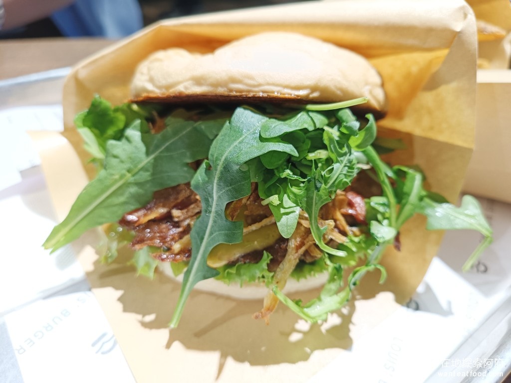 LOUIS' BURGERS 天母 芝麻葉 洋蔥圈 壓扁式 漢堡 路易斯 薯條 加了培根，整個漢堡吃起來會更香，讓味道達到極限，這顆漢堡是我最近吃過最香的漢堡了。 @在地老饕阿府