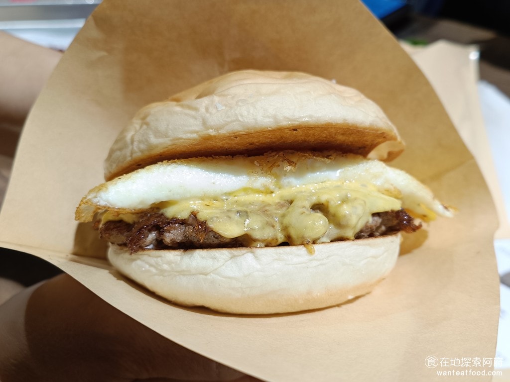 LOUIS' BURGERS 天母 芝麻葉 洋蔥圈 壓扁式 漢堡 路易斯 薯條 經典起司漢堡加蛋 由於芝麻葉是有一點苦味的,如果不喜歡這個味道,可以點最簡單的經典起司漢堡, @在地老饕阿府