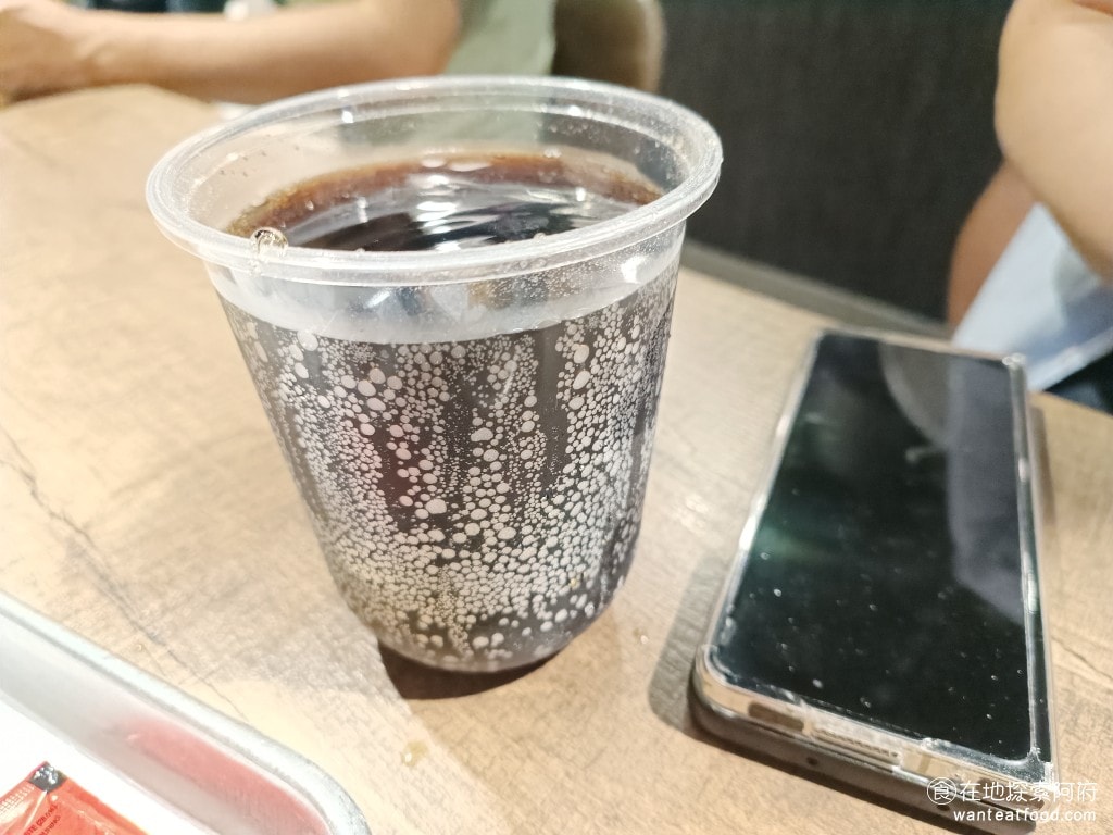 LOUIS' BURGERS 天母 芝麻葉 洋蔥圈 壓扁式 漢堡 路易斯 薯條 飲料可以續杯,所以常常看到美國學校的小朋友,來這裡一直喝可樂 XD @在地老饕阿府