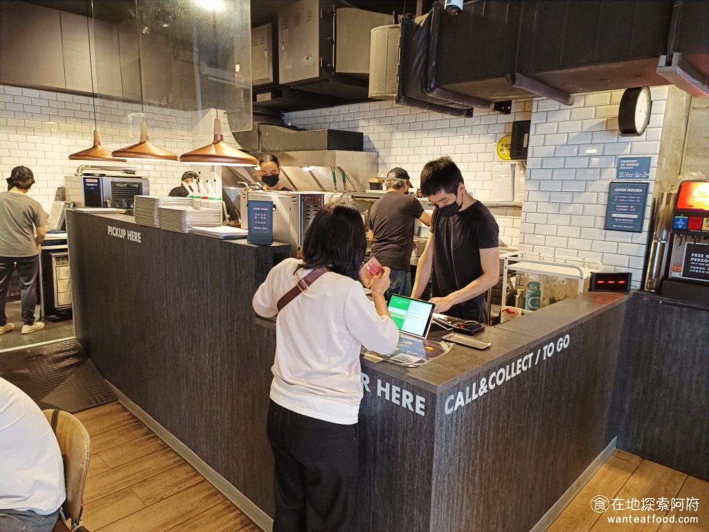 LOUIS' BURGERS 天母 芝麻葉 洋蔥圈 壓扁式 漢堡 路易斯 薯條 他的廚房是開放式的,所以你可以看到製作漢堡的整個過程。 @在地老饕阿府