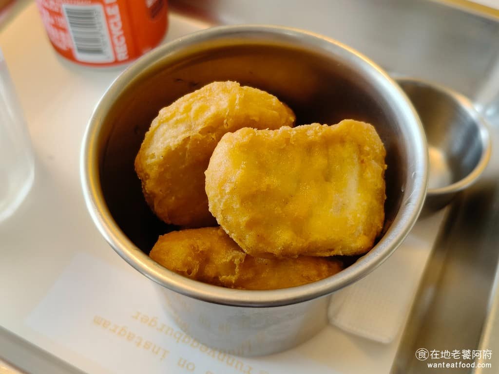 Runnyegg Burger Burger菜單 Burger推薦 士林區美食 士林美食 美式料理 雞塊 雞塊的外皮,酥非常酥脆,裡面的雞肉,非常軟嫩,吃起來的口感還行。 @在地老饕阿府