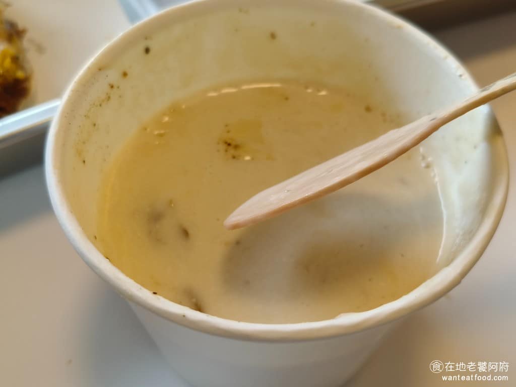 Runnyegg Burger Burger菜單 Burger推薦 士林區美食 士林美食 美式料理 喝起來的味道太過清淡,因為水加得比較多,而且附的湯匙完全沒有凹陷,是平的,這樣喝湯超級麻煩。 @在地老饕阿府