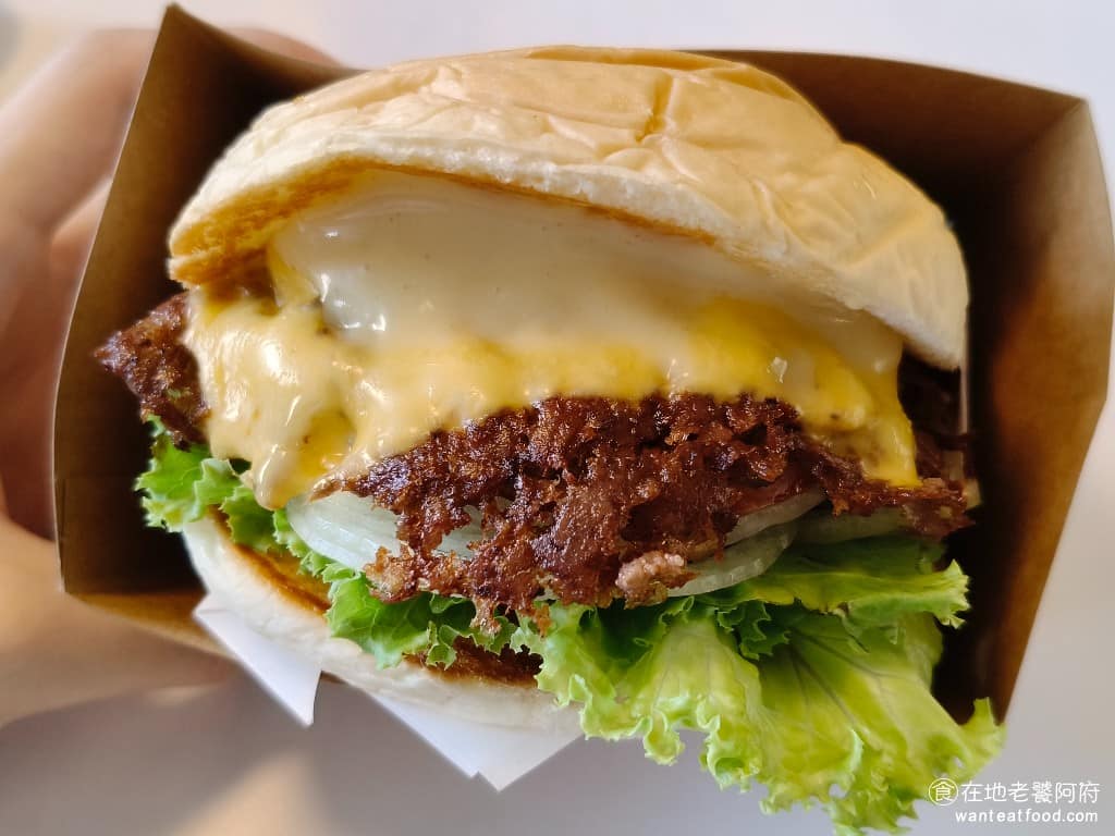 Runnyegg Burger Burger菜單 Burger推薦 士林區美食 士林美食 美式料理 經典紐約 裡面的起司醬加得非常多,起司味很香濃,裡面的配料給得很豐富,有生菜、番茄,還有洋蔥。漢堡排本身沒有肉香味,而且又被其他種料的味道給蓋過,完全不覺得像是在吃漢堡。漢堡的外皮吃起來太軟,和早餐店的口感幾乎一樣,一般的美式漢堡麵包皮至少都是脆的,應該吃到麥香,但這裡的外皮完全沒有處理過,吃起來就是普通的麵包。 @在地老饕阿府