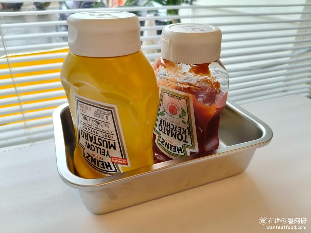 Runnyegg Burger Burger菜單 Burger推薦 士林區美食 士林美食 美式料理 桌上有提供番茄醬和芥末醬 @在地老饕阿府