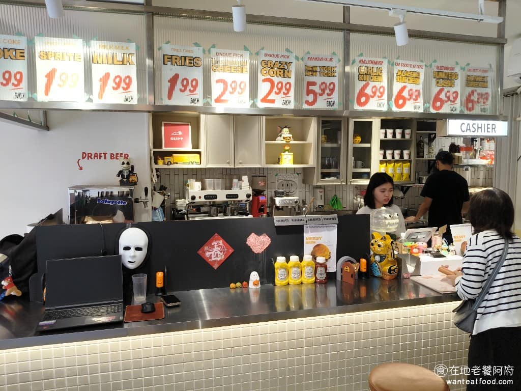 Runnyegg Burger Burger菜單 Burger推薦 士林區美食 士林美食 美式料理 最近靠近萬聖節,每到特殊節日,店內都會佈置環境,非常有過節的氣氛。 @在地老饕阿府