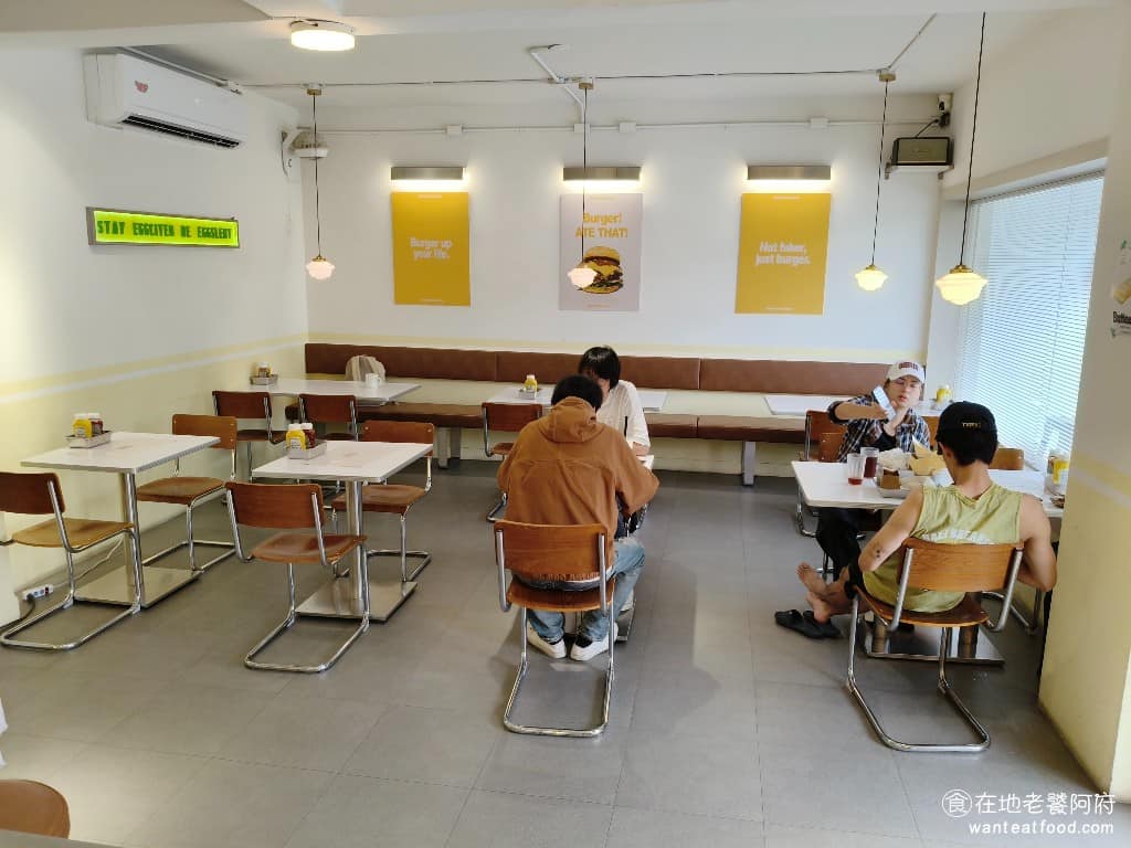 Runnyegg Burger Burger菜單 Burger推薦 士林區美食 士林美食 美式料理 店內的裝潢配色,是黃色搭配白色,呈現出清新、有質感的感受,座位空間非常寬敞,環境非常舒適、放鬆,完全沒有人多吵雜、擁擠的壓迫感。 @在地老饕阿府