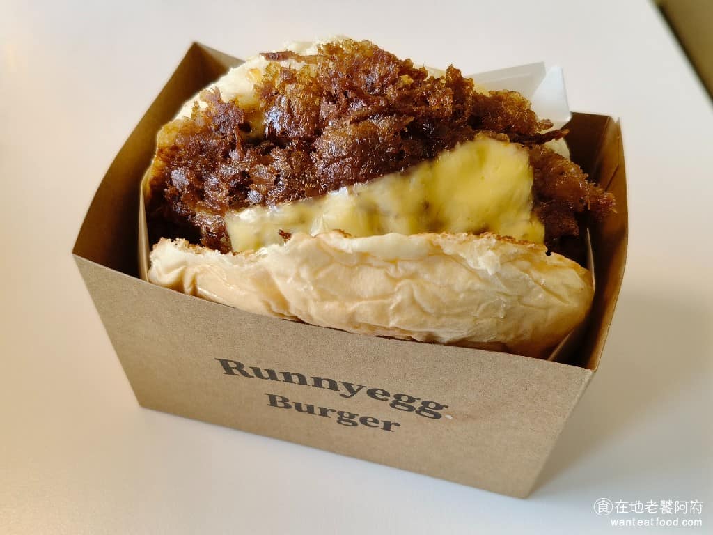 Runnyegg Burger Burger菜單 Burger推薦 士林區美食 士林美食 美式料理 超波起司牛 這款是三層漢堡肉的版本,主打超多肉跟起司,沒有加嫩蛋,跟太多蔬果配料,肉排厚實,搭配滿滿的起司,愛吃肉的人可以點。這裡的漢堡排也是主「打壓扁式漢堡」,外皮吃起來非常的脆,但肉汁並沒有鎖在漢堡排中,所以吃起來比較乾。 @在地老饕阿府