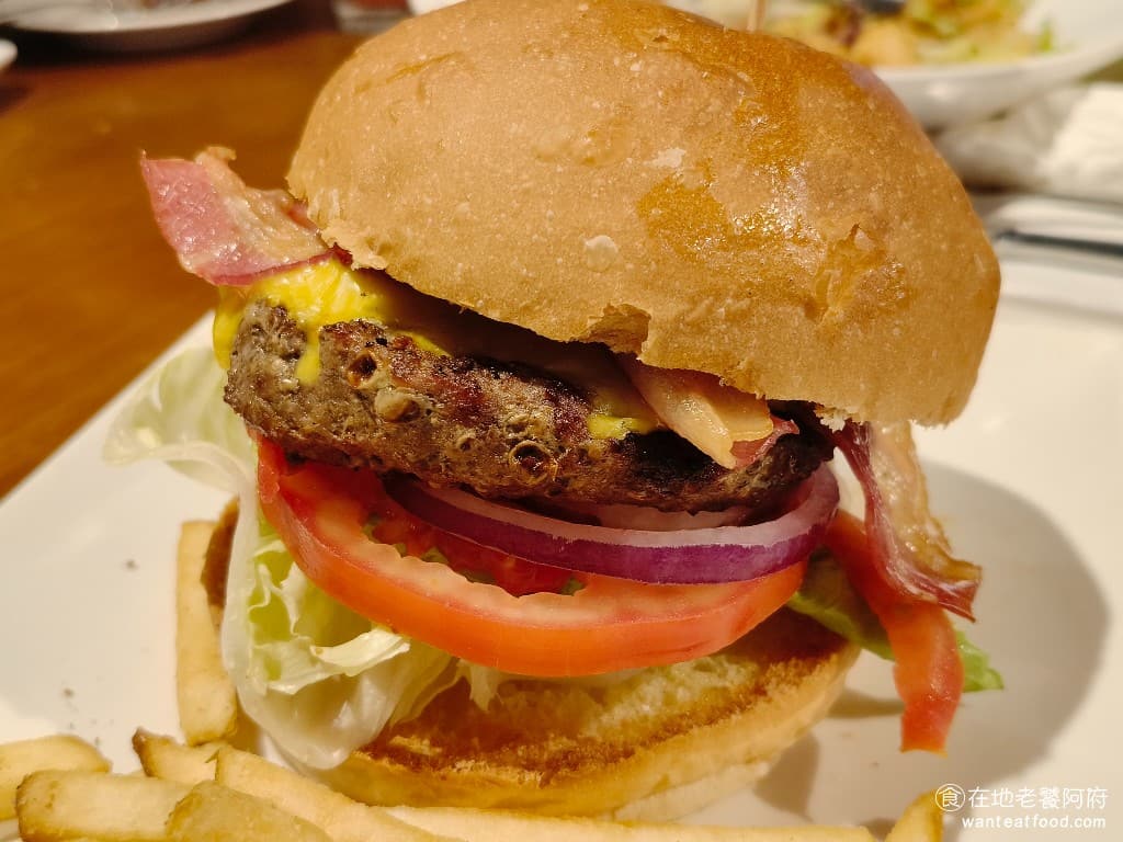 TGI FRIDAYS 星期五美式餐廳松高餐廳 星期五美式餐廳松高餐廳菜單 漢堡肉非常地厚,口感也偏硬,如果喜歡吃紮實的漢堡肉的人會比較喜歡,漢堡的麵包皮烤得非常酥脆。 @在地老饕阿府