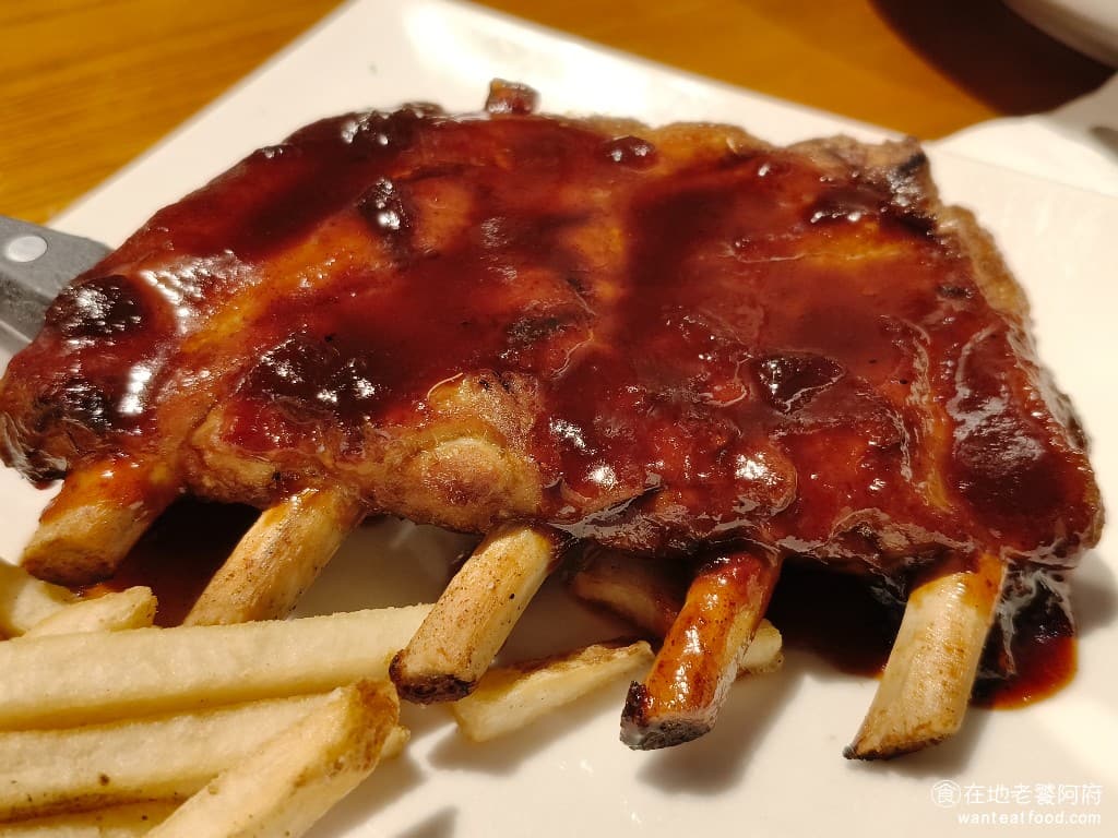 TGI FRIDAYS 星期五美式餐廳松高餐廳 星期五美式餐廳松高餐廳菜單 豬肋排的肉質鮮美多汁,而且夠軟嫩,完全沒有柴的口感,每根肋排都烤得油亮亮的,表面刷了特調雙醬,每一口都醬味十足。 @在地老饕阿府