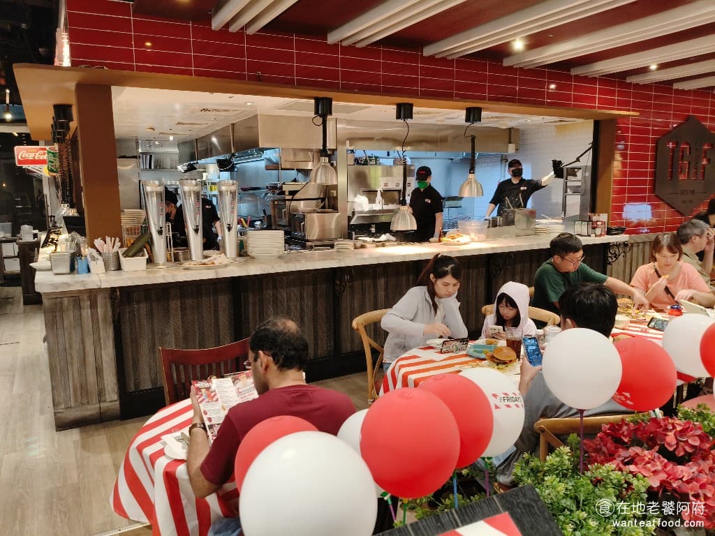 TGI FRIDAYS 星期五美式餐廳松高餐廳 星期五美式餐廳松高餐廳菜單 吧台周圍擺滿了各式各樣的酒瓶,可以看到調酒師在吧台上展現調酒的技術 @在地老饕阿府