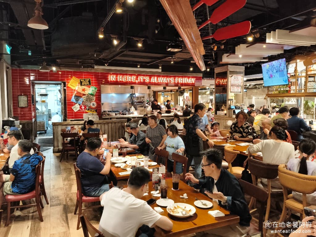 TGI FRIDAYS 星期五美式餐廳松高餐廳 星期五美式餐廳松高餐廳菜單 店裡充滿了許多復古元素,瞬間把人拉回到 1990 年代的美式文化黃金時期。 @在地老饕阿府