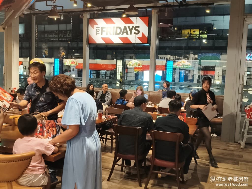 TGI FRIDAYS 星期五美式餐廳松高餐廳 星期五美式餐廳松高餐廳菜單 店內座位很多,動線規劃得很舒適,牆上的電視播放著各種球類運動賽事,營造出典型的美式運動酒吧氛圍。 @在地老饕阿府