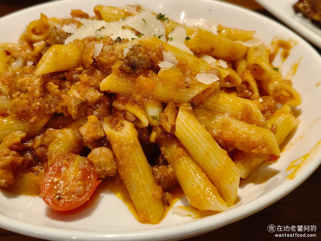 TGI FRIDAYS 星期五美式餐廳松高餐廳 星期五美式餐廳松高餐廳菜單 筆管麵的口感偏硬,吃起來很紮實,是道地的義式做法,上面還撒了一些帕瑪森起司,增添了不少香味。 @在地老饕阿府