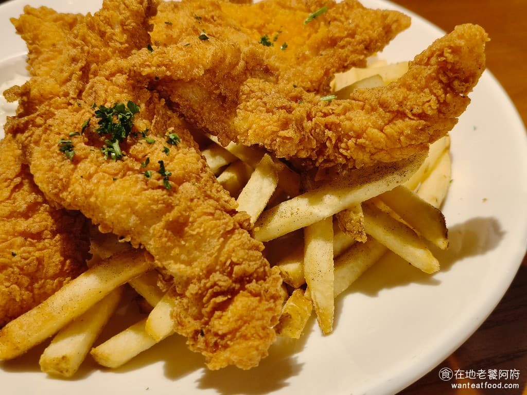 TGI FRIDAYS 星期五美式餐廳松高餐廳 星期五美式餐廳松高餐廳菜單 炸魚用的是巴沙魚,吃起來的口感非常的軟,拿的時候要非常小心,輕輕一拿魚肉就會碎。 @在地老饕阿府