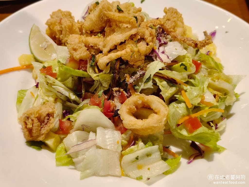 TGI FRIDAYS 星期五美式餐廳松高餐廳 星期五美式餐廳松高餐廳菜單 金色陽光小管沙拉 這一份餐點的菜名聽起來非常的陽光,但後來吃了後,發現上面都是油炸小卷,搭配蔬菜吃起來感覺比較油膩,健康感下降。 @在地老饕阿府