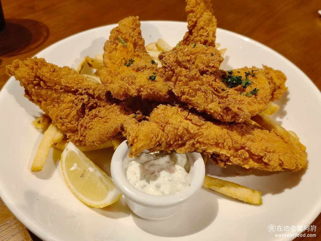 TGI FRIDAYS 星期五美式餐廳松高餐廳 星期五美式餐廳松高餐廳菜單 英式炸魚薯條 上面有炸魚,下面有薯條,搭配的沾醬是塔塔醬,這是我們很常點的一份餐點,因為品質非常的穩定,每一次吃都很好吃。 @在地老饕阿府