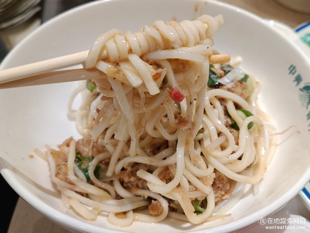 中興眷村內湖店 中興眷村內湖店菜單 內湖美食 內湖站美食 湖光市場美食 台灣小吃 吃了一口後，覺得吃起來很像泰式的打拋皮蛋，裡面加了麵去攪拌，吃起來的味道還行，只是味道有點辣，喜歡吃辣的人才能接受。 @在地老饕阿府