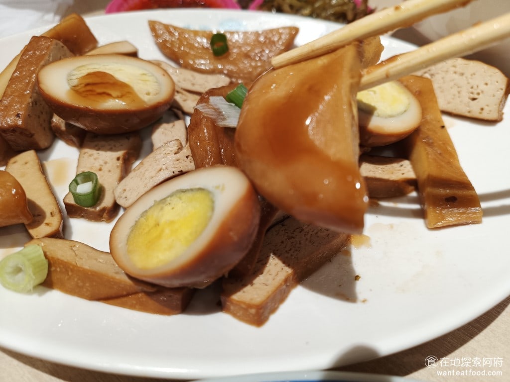 中興眷村內湖店 中興眷村內湖店菜單 內湖美食 內湖站美食 湖光市場美食 台灣小吃 台灣人很喜歡吃滷味，因為可以用便宜的價格選到非常多種類來吃。這間店有達到這樣的需求，只是我覺得滷味吃起來口感不好，味道也不佳，不太確定是否是批來的。 @在地老饕阿府