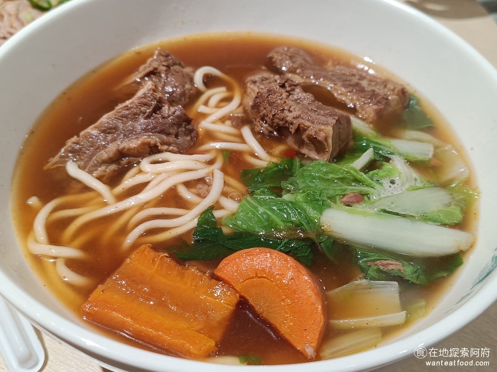 中興眷村內湖店 中興眷村內湖店菜單 內湖美食 內湖站美食 湖光市場美食 台灣小吃 紅燒私房牛肉麵 這一碗麵的價格是 148 元，它的湯碗非常大，這一碗麵的 CP 值非常高。 @在地老饕阿府