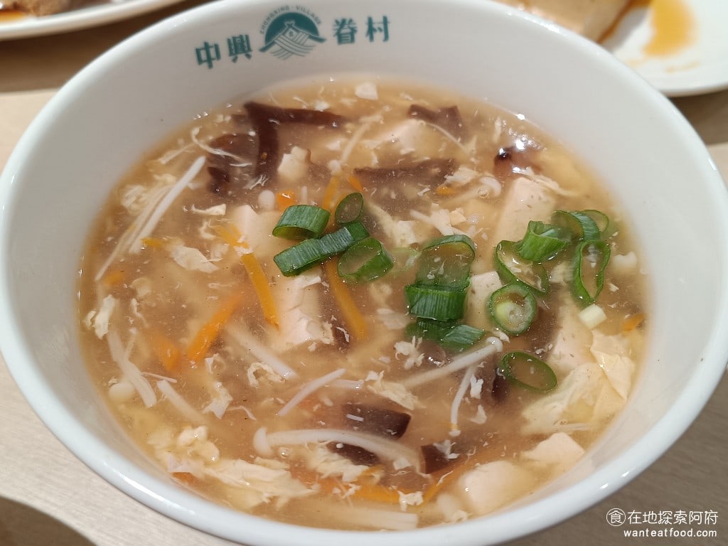 中興眷村內湖店 中興眷村內湖店菜單 內湖美食 內湖站美食 湖光市場美食 台灣小吃 酸辣湯 他的酸辣湯是微辣的，酸味偏重，喝起來個人覺得還不錯。 @在地老饕阿府
