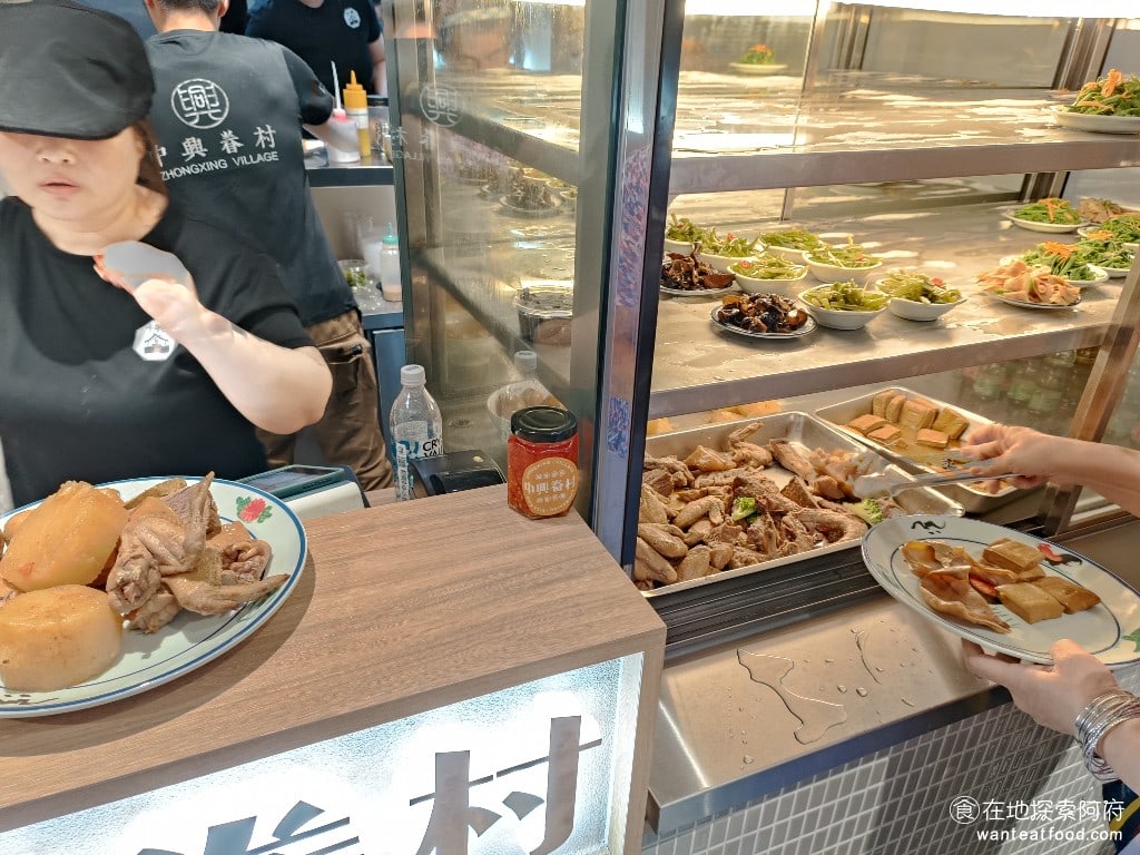 中興眷村內湖店 中興眷村內湖店菜單 內湖美食 內湖站美食 湖光市場美食 台灣小吃 夾滷味也需要排隊，因為價格非常便宜，所以很多人都夾了一大堆。 @在地老饕阿府