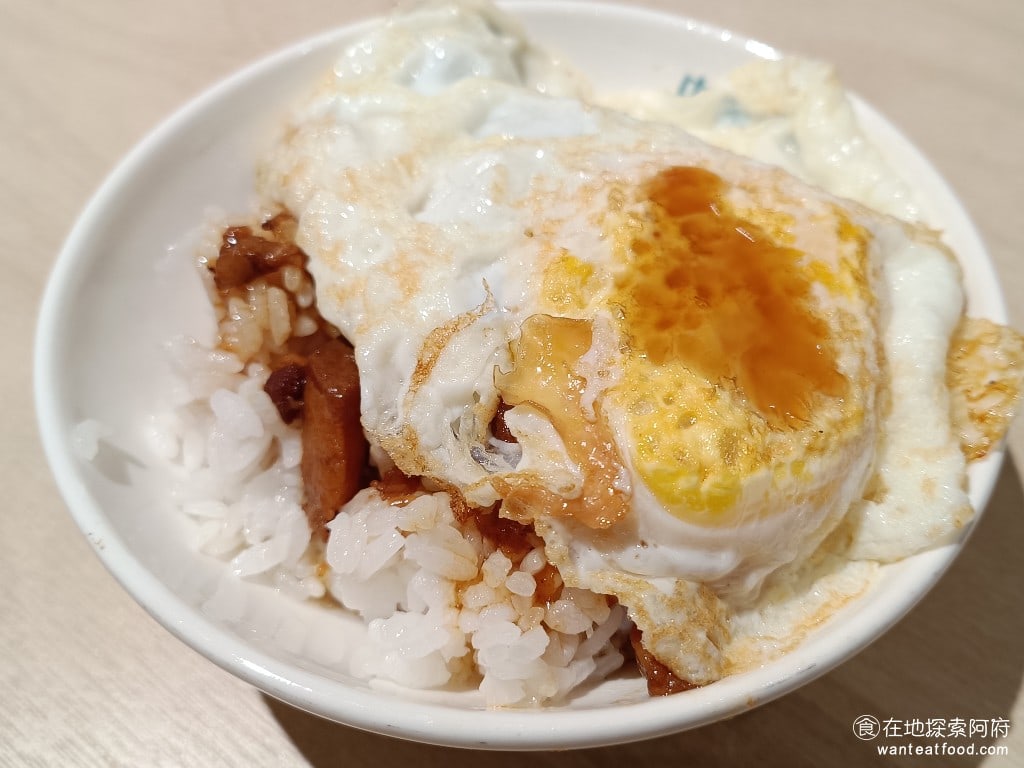 中興眷村內湖店 中興眷村內湖店菜單 內湖美食 內湖站美食 湖光市場美食 台灣小吃 黑金滷肉飯+荷包蛋 當初會來這間就是因為看到很多網友一次推薦他的黑金滷肉飯超級好吃。滷肉飯的價格是 38 元，加了荷包蛋是加 15 元，價格也不算貴。 @在地老饕阿府