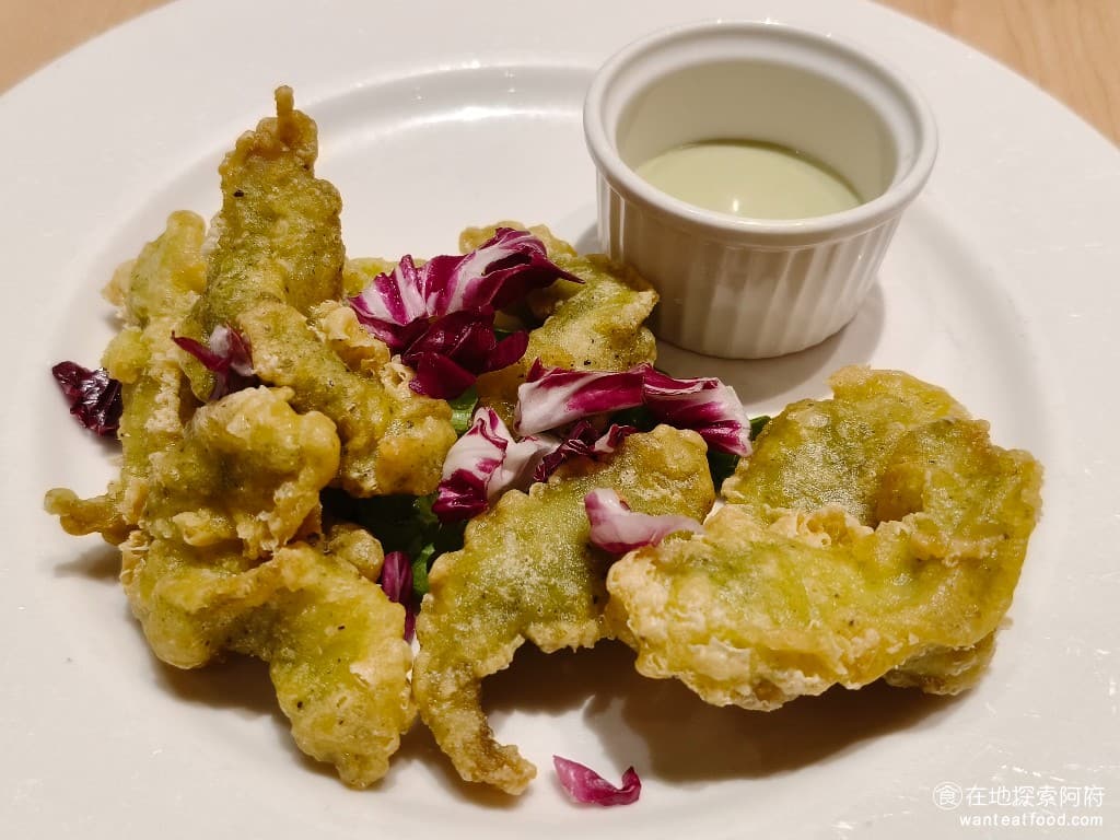 古拉爵 義式屋古拉爵 南港中信店 南港中信店菜單 南港中信店價格 南港區美食 南港美食 香酥羅勒鮮魚佐綠芥末醬 鮮魚裹上了羅勒醬之後去炸,外皮的麵衣,炸得非常酥脆,裡面的魚肉吃起來非常清爽,完全不油膩。 @在地老饕阿府