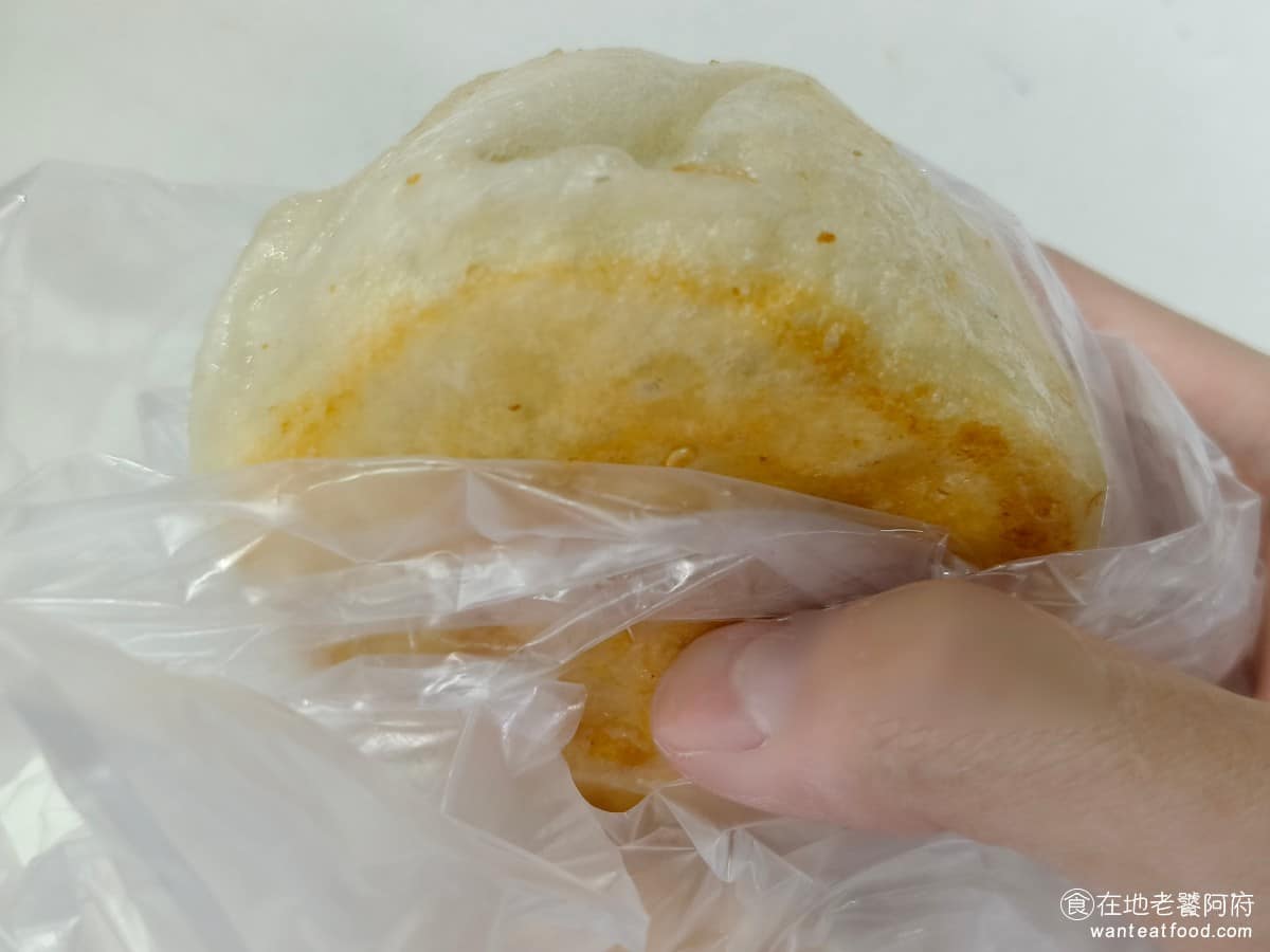 傳說水煎包 傳說水煎包菜單 傳說水煎包推薦 南港區美食 南港美食 南港展覽館美食 中式料理 水煎包 蔥肉包 內餡肉末紥實,蔥香與肉香比例平衡,口感類似大水餃的紮實感,肉汁有一定表現,味道簡單不複雜。 @在地老饕阿府