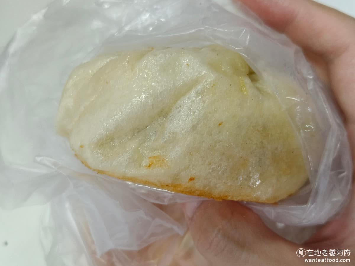 傳說水煎包 傳說水煎包菜單 傳說水煎包推薦 南港區美食 南港美食 南港展覽館美食 中式料理 水煎包 韭菜粉絲包 內餡是韭菜、冬粉加豆干,料給得非常多,甚至多到快滿出來的程度。韭菜顏色鮮綠,新鮮度很好,吃下去不會打嗝,這點可以直接說明食材新鮮。冬粉口感綿密,豆干也很軟。 @在地老饕阿府