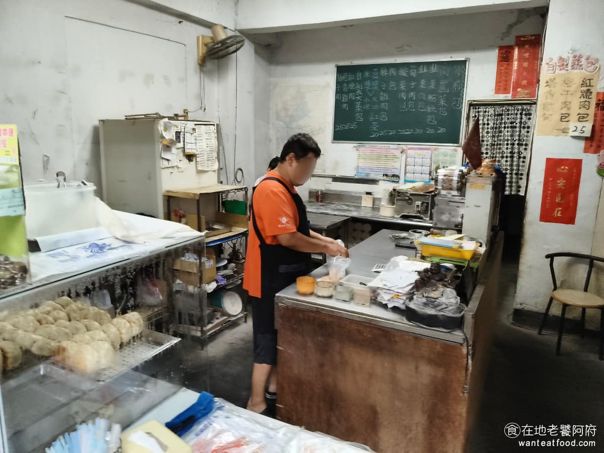 傳說水煎包 傳說水煎包菜單 傳說水煎包推薦 南港區美食 南港美食 南港展覽館美食 中式料理 水煎包 店面是一般民宅改裝,外觀平常,就是典型的老字號小攤格局,沒有華麗裝潢,攤位前方放著菜單、價目表,中英文日文都有標示。店家至今已營業超過二十五年,堅持所有食材純手工製作,麵糰、內餡、飲料全部自己來,天未亮就開始揉麵,這就是包子皮為什麼會蓬鬆好吃的原因。 @在地老饕阿府