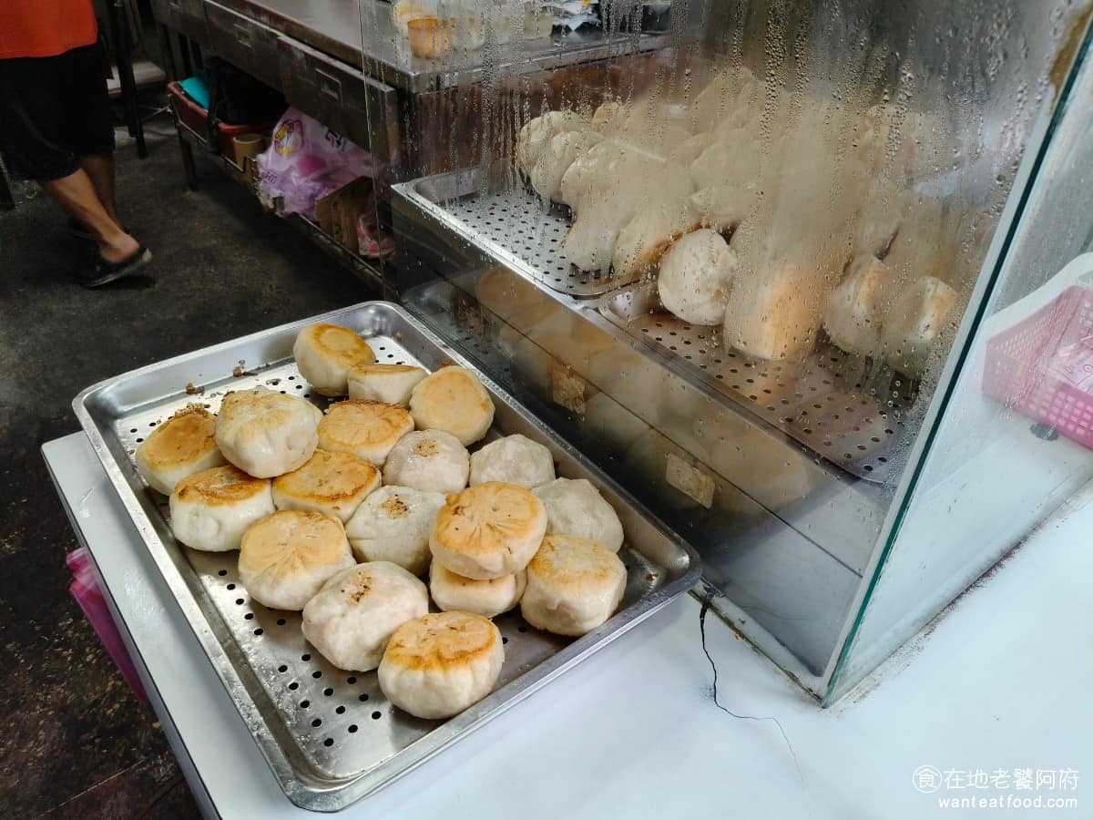 傳說水煎包 傳說水煎包菜單 傳說水煎包推薦 南港區美食 南港美食 南港展覽館美食 中式料理 水煎包 現場沒有內用空間,幾乎所有人都是外帶,或站在旁邊趁熱吃,老闆裝袋時,還會刻意讓煎脆的底面對面擺放,避免受潮變軟。 @在地老饕阿府