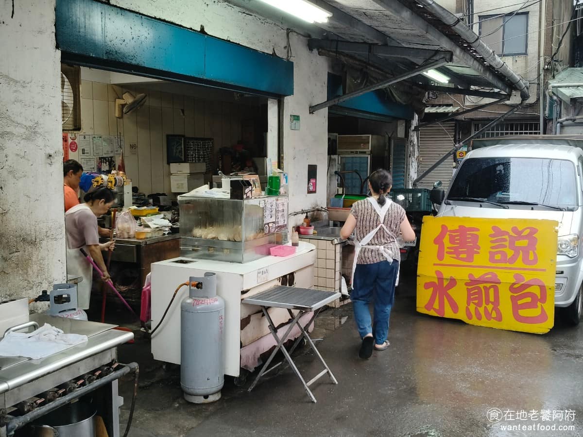 傳說水煎包 傳說水煎包菜單 傳說水煎包推薦 南港區美食 南港美食 南港展覽館美食 中式料理 水煎包 《傳說水煎包》的水煎包口味,遠比一般攤子豐富,光煎包就有七種,加上三種蒸包,其中辣子雞丁口味,是全台少見的獨特選項,吸引不少人,特地過來吃。《傳說水煎包》作為早餐跟下午茶都適合,價格在台北市區算CP值爆表,三顆煎包搭一杯飲料,花不到一百元就能吃飽。 對上班族來說,非常方便又省錢。 @在地老饕阿府