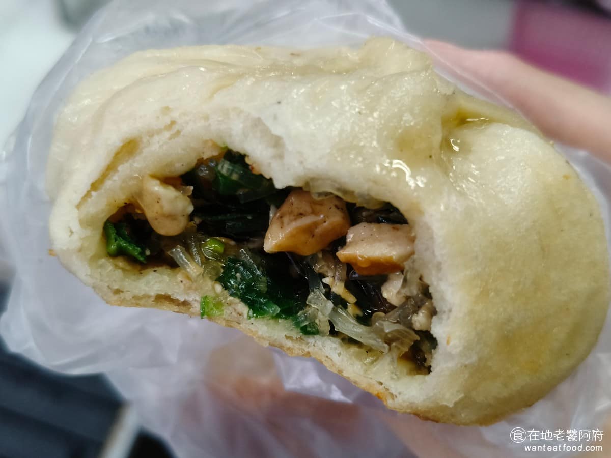 傳說水煎包 傳說水煎包菜單 傳說水煎包推薦 南港區美食 南港美食 南港展覽館美食 中式料理 水煎包 外皮跟筍子包一樣,厚實、綿密,底部也煎得很酥,一樣是 NT$20,這個價格,在台北真的很難找了。 @在地老饕阿府
