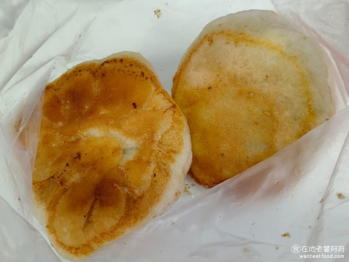 傳說水煎包 傳說水煎包菜單 傳說水煎包推薦 南港區美食 南港美食 南港展覽館美食 中式料理 水煎包 因為這裡的包子,尺寸非常大,一個人吃三顆,可能會太飽,所以就先點兩顆,來吃吃看。 @在地老饕阿府