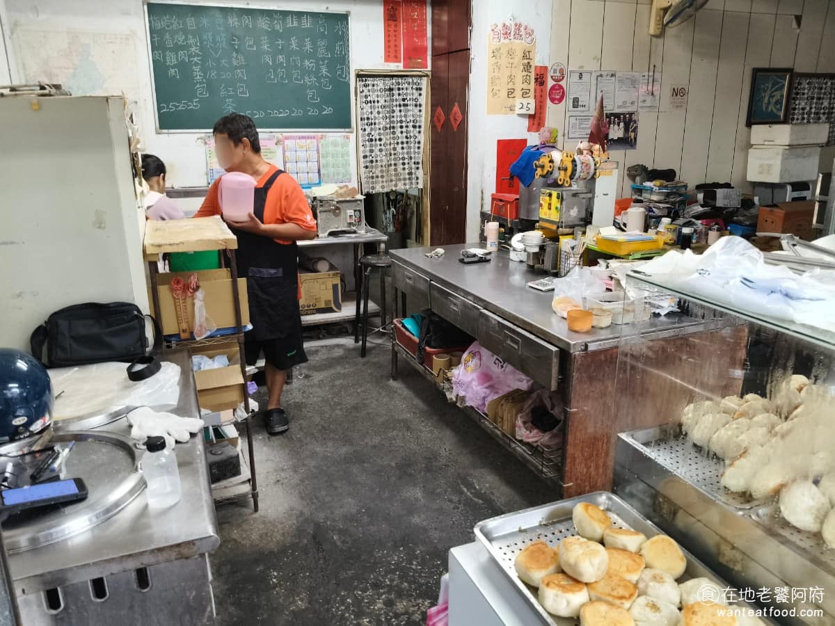 傳說水煎包 傳說水煎包菜單 傳說水煎包推薦 南港區美食 南港美食 南港展覽館美食 中式料理 水煎包 《傳說水煎包》最初沒有名字,默默在巷口賣包子。有一天,老闆無意間聽到客人帶朋友來,說這就是「傳說中好吃的水煎包」。老闆一聽,便直接把這句話拿來當店名,《傳說水煎包》因此得名。 @在地老饕阿府