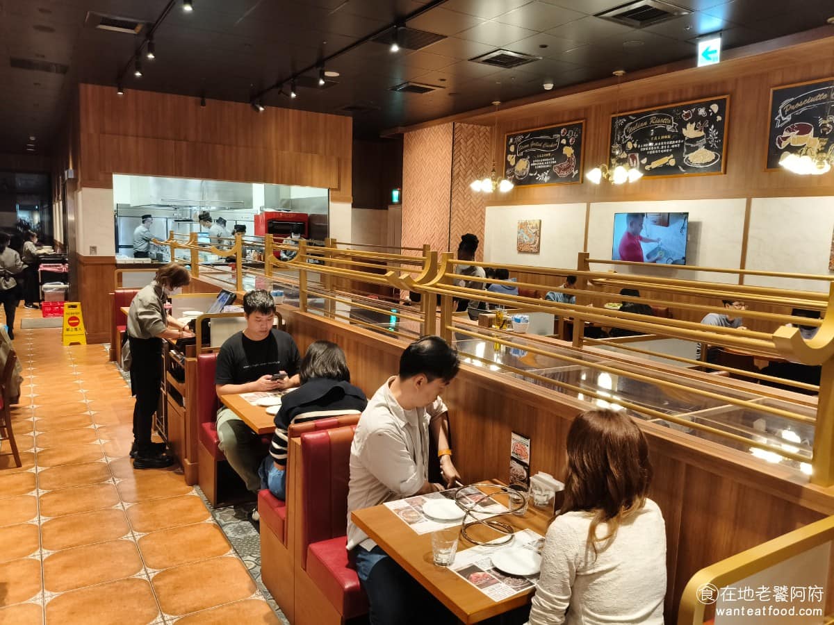 BANCO棒可窯烤PIZZA 自製生麵南港店南港Lalaport 自製生麵南港店南港Lalaport菜單 自製生麵南港店南港Lalaport推薦 南港區美食 《BANCO棒可 南港Lalaport》挑高設計讓整體寬敞,紅磚牆搭配沙發座位,用餐氛圍帶有南歐風格,動線清楚,座位數足夠,沙發椅坐著很舒適。 @在地老饕阿府