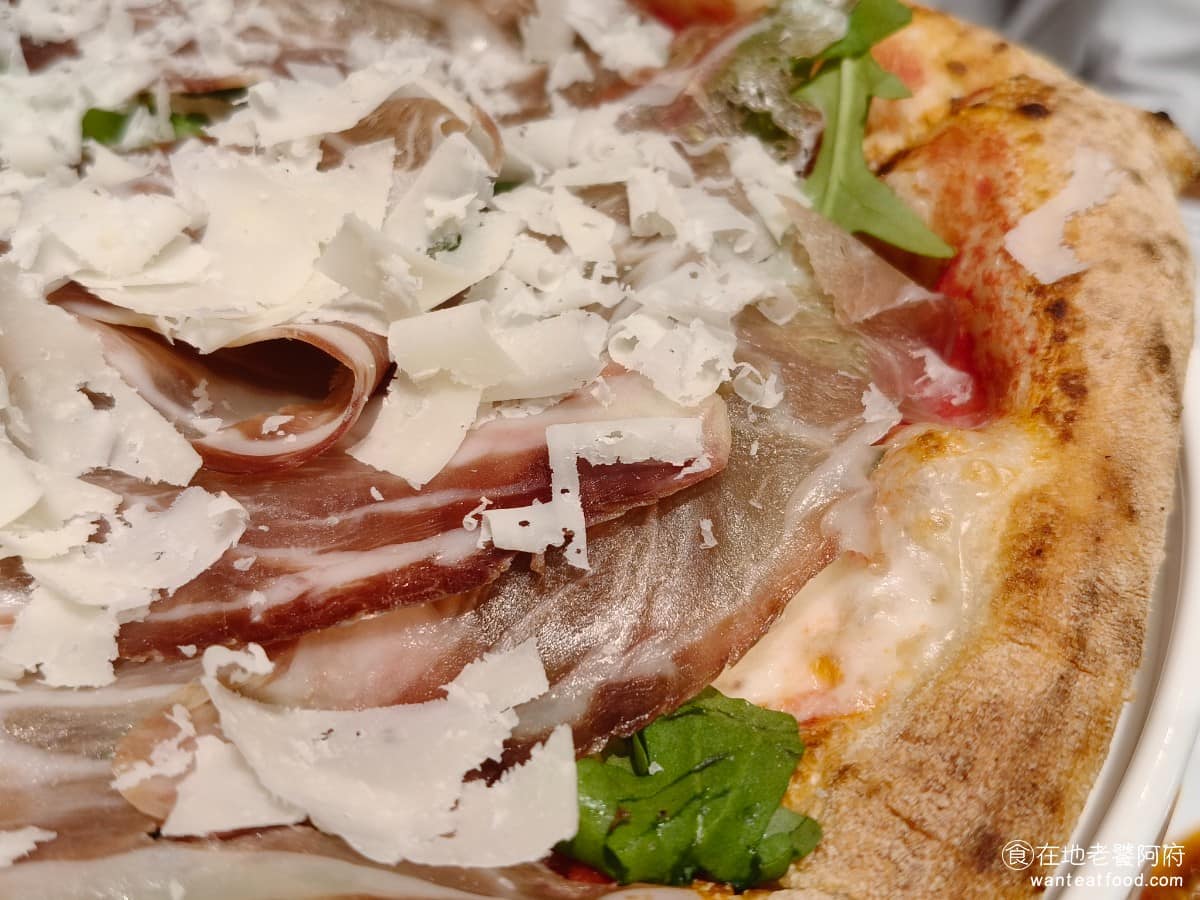 BANCO棒可窯烤PIZZA 自製生麵南港店南港Lalaport 自製生麵南港店南港Lalaport菜單 自製生麵南港店南港Lalaport推薦 南港區美食 餅皮剛出爐時,軟Q有嚼勁,越嚼越有麥香,但放冷後硬度明顯上升,建議趁熱吃完。 @在地老饕阿府
