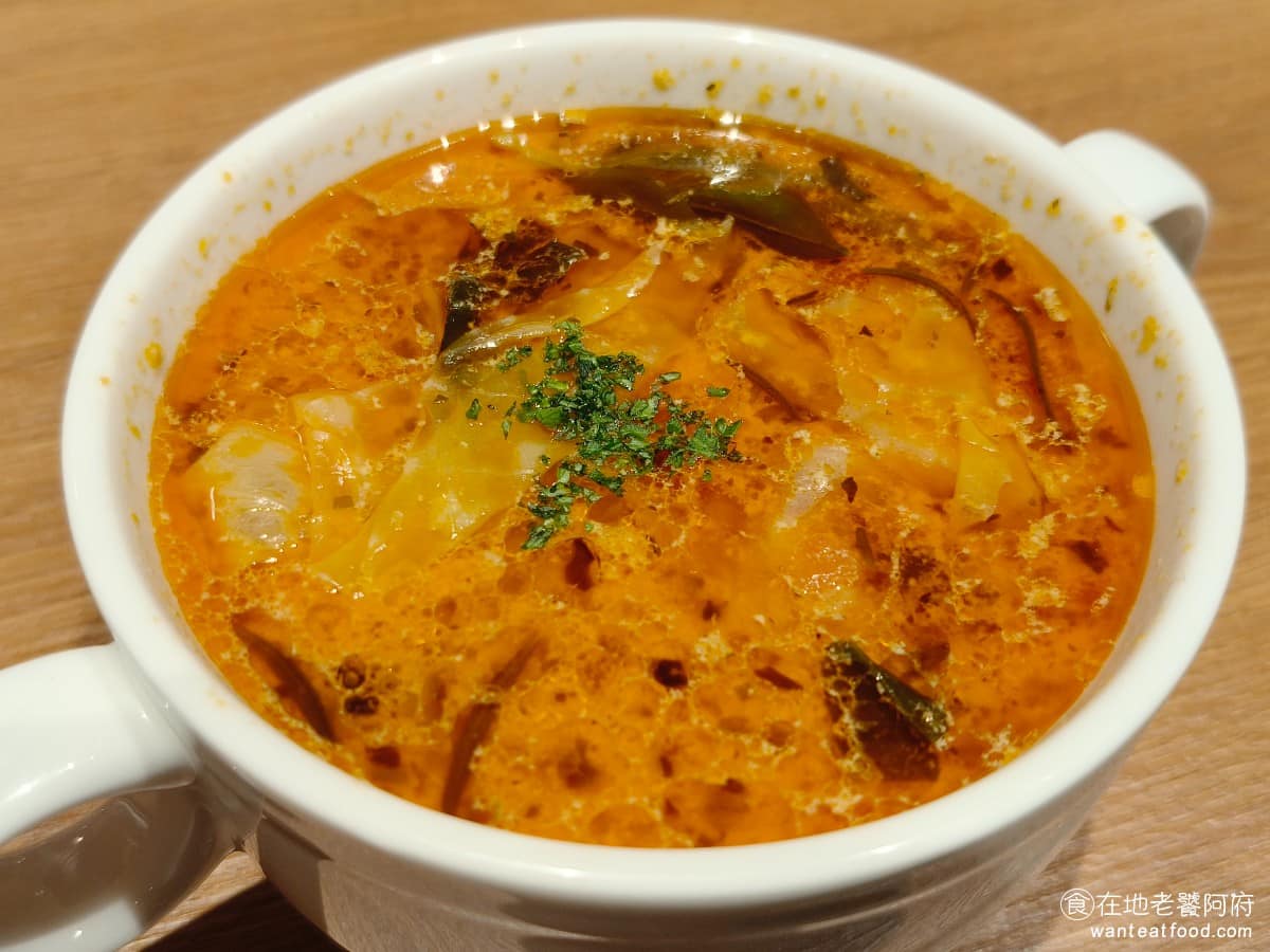 BANCO棒可窯烤PIZZA 自製生麵南港店南港Lalaport 自製生麵南港店南港Lalaport菜單 自製生麵南港店南港Lalaport推薦 南港區美食 經典牛豬肉醬羅宋湯 蔬菜和番茄燉煮得入味,整體味道還行,比較明顯的缺點是湯面浮油比例偏高,不撈油直接喝會偏膩,建議先稍微撇掉油花,再喝,風味就會好多了。 @在地老饕阿府