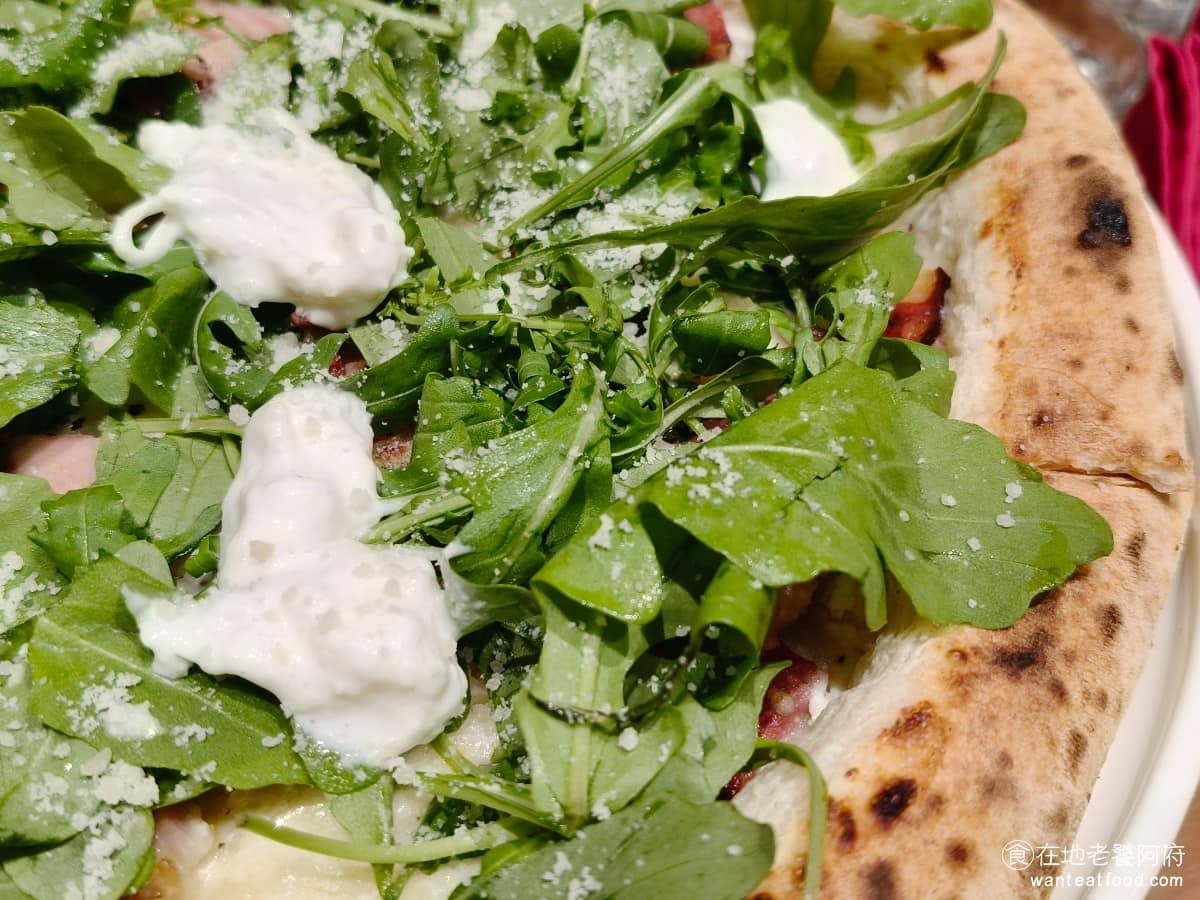 BANCO棒可窯烤PIZZA 自製生麵南港店南港Lalaport 自製生麵南港店南港Lalaport菜單 自製生麵南港店南港Lalaport推薦 南港區美食 對愛吃重口味起司的人來說,三種起司的搭配是亮點,吃起來味道非常豐富,至於裡頭的臘腸口味則是偏鹹,而且非常硬,幾乎是咬不動,這算是小小缺點。 @在地老饕阿府
